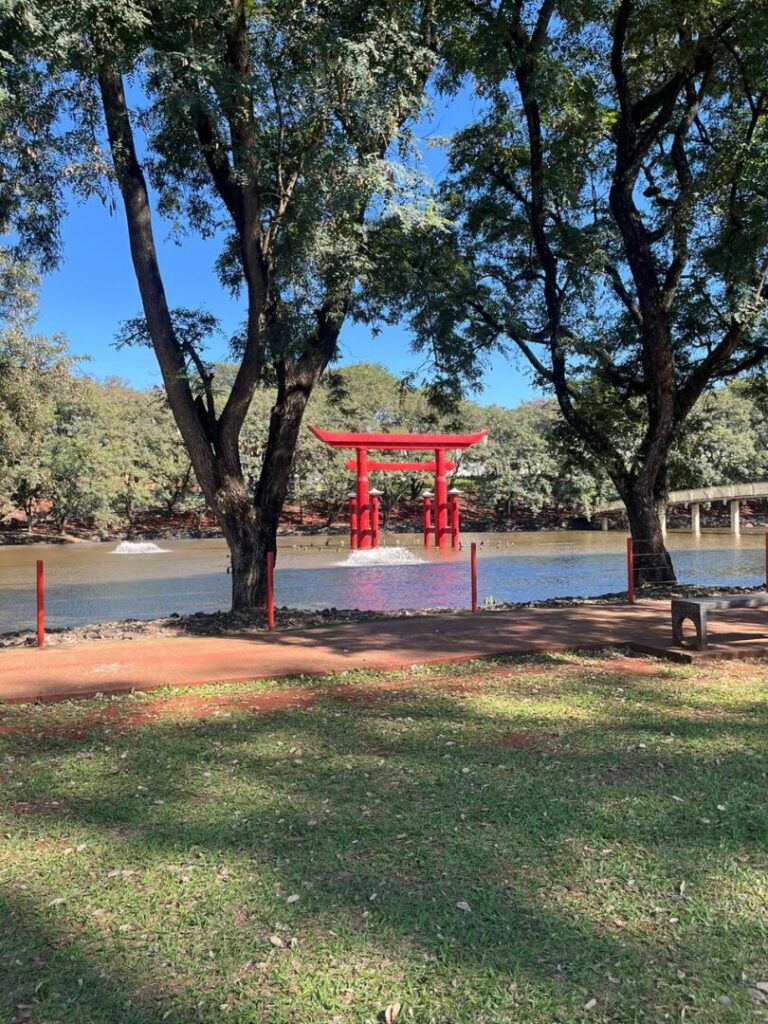 lago de parque com torii japonês no meio