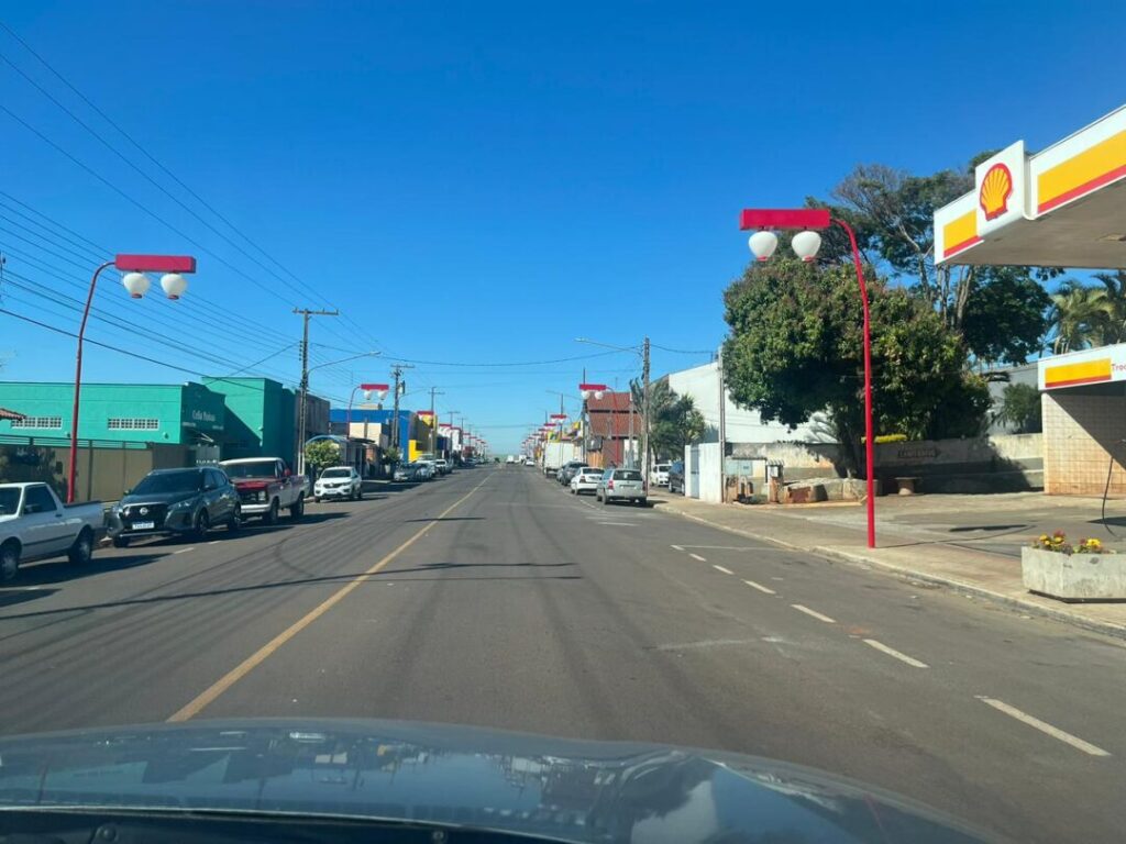 Rua de centro com posts japonês.