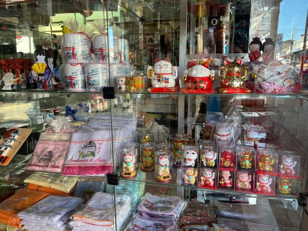 Estante de loja com produtos orientais