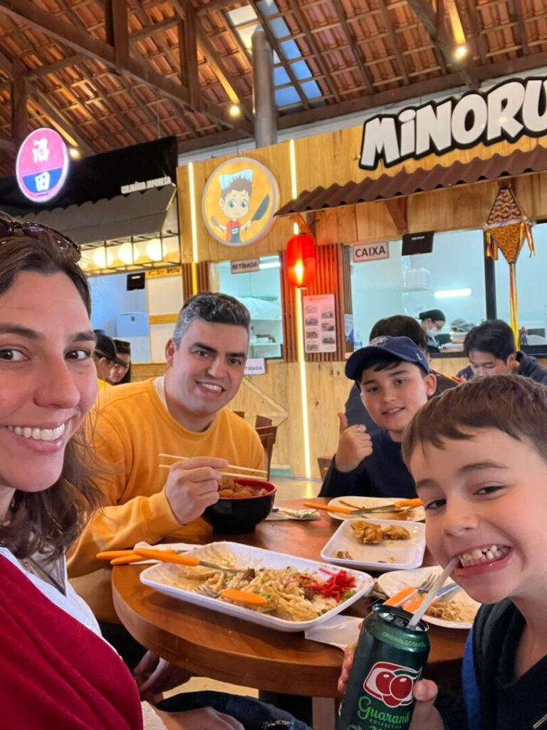 familia sentada a mesa comendo