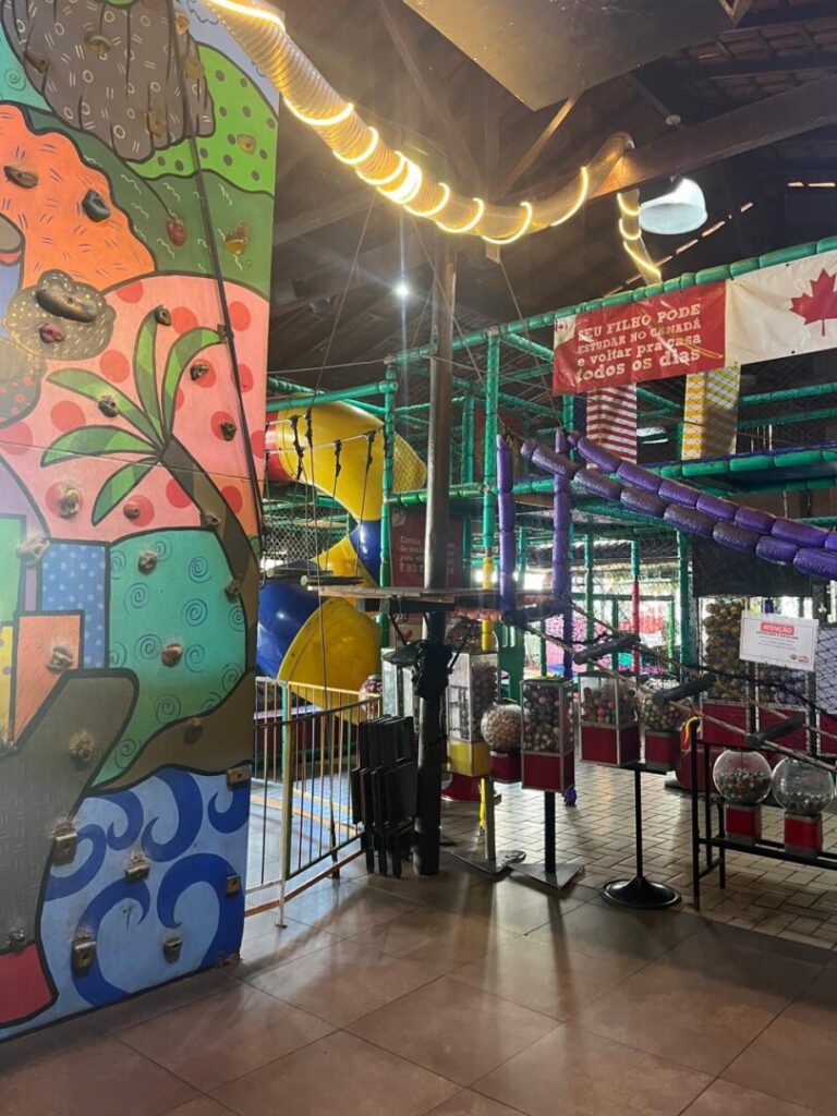 Espaço kids com brinquedão
