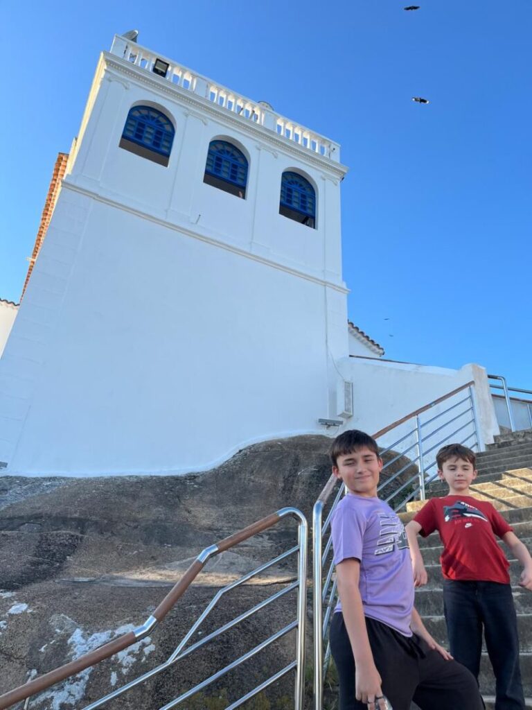 dois meninos com igreja ao fundo