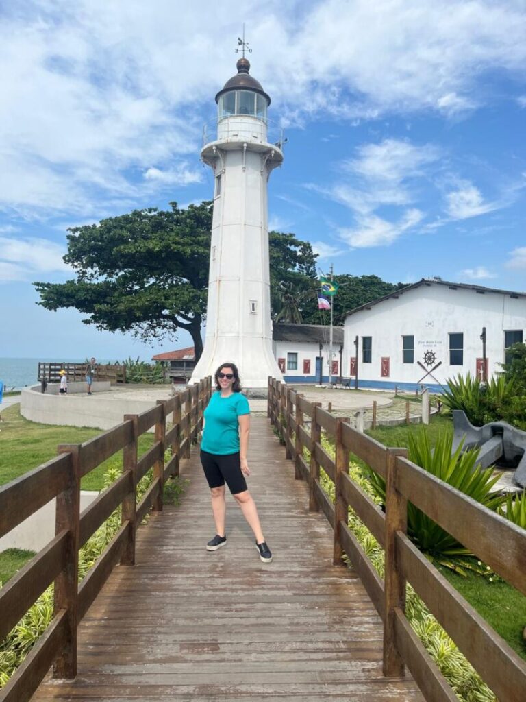 mulher em frente a Farol
