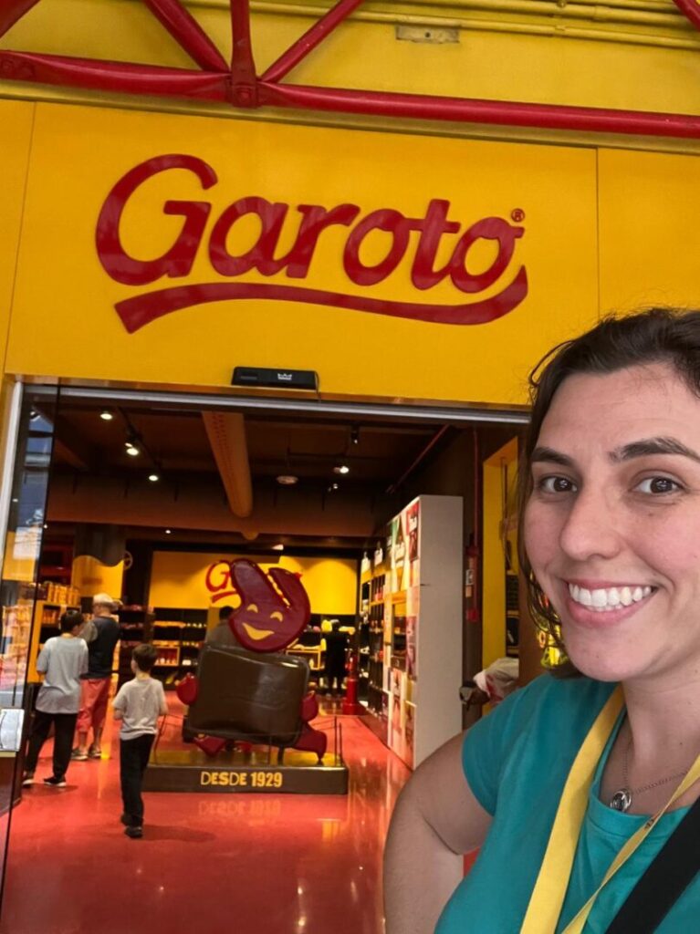 mulher em frente a fachada de loja da garoto