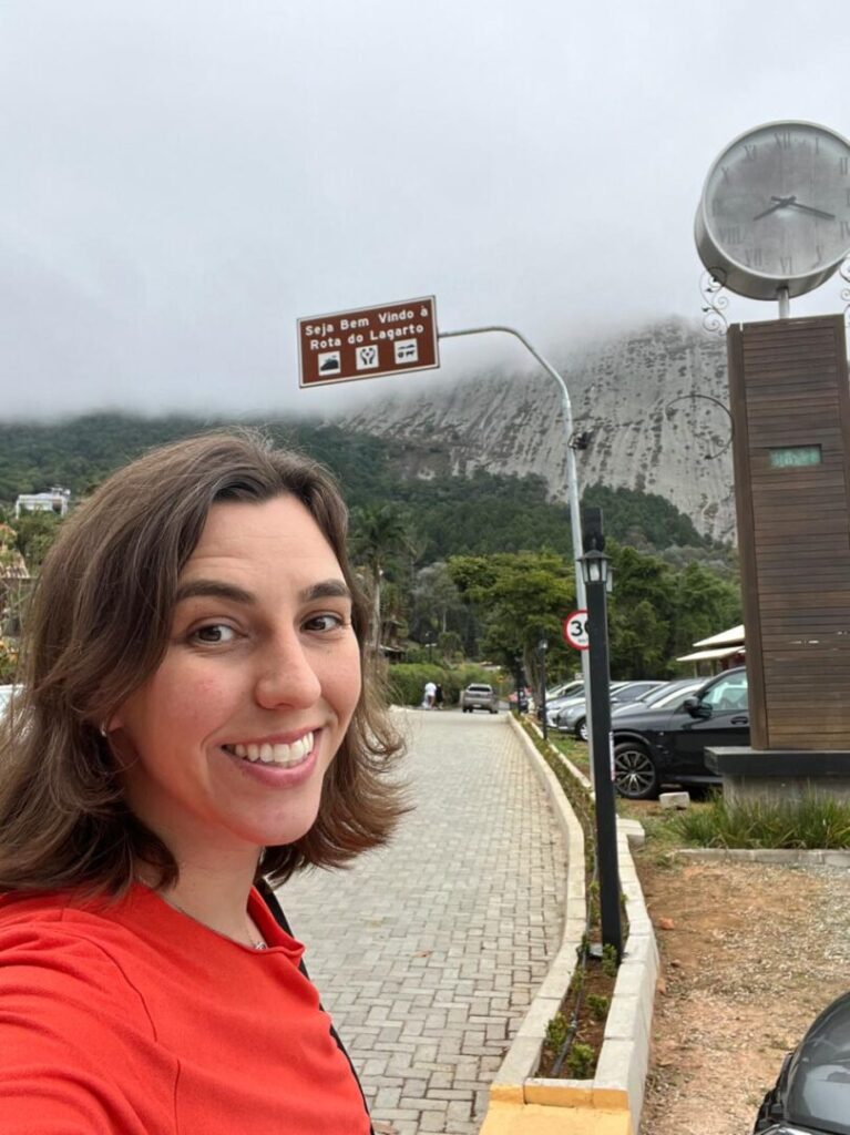 Mulher em frente a serra.