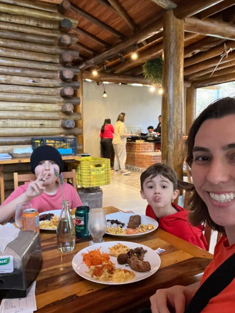 familia almoçando em restaurante