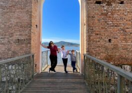 mulher e dois meninos no centro de antigas ruínas históricas