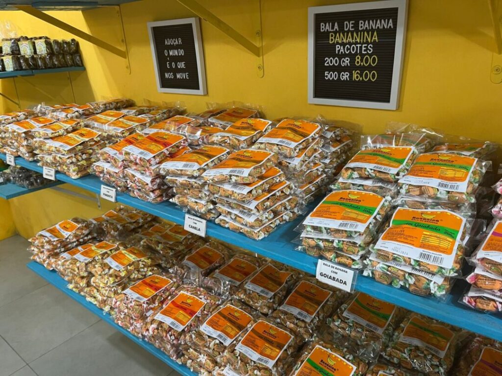 prateleira com pacotes de balas de banana