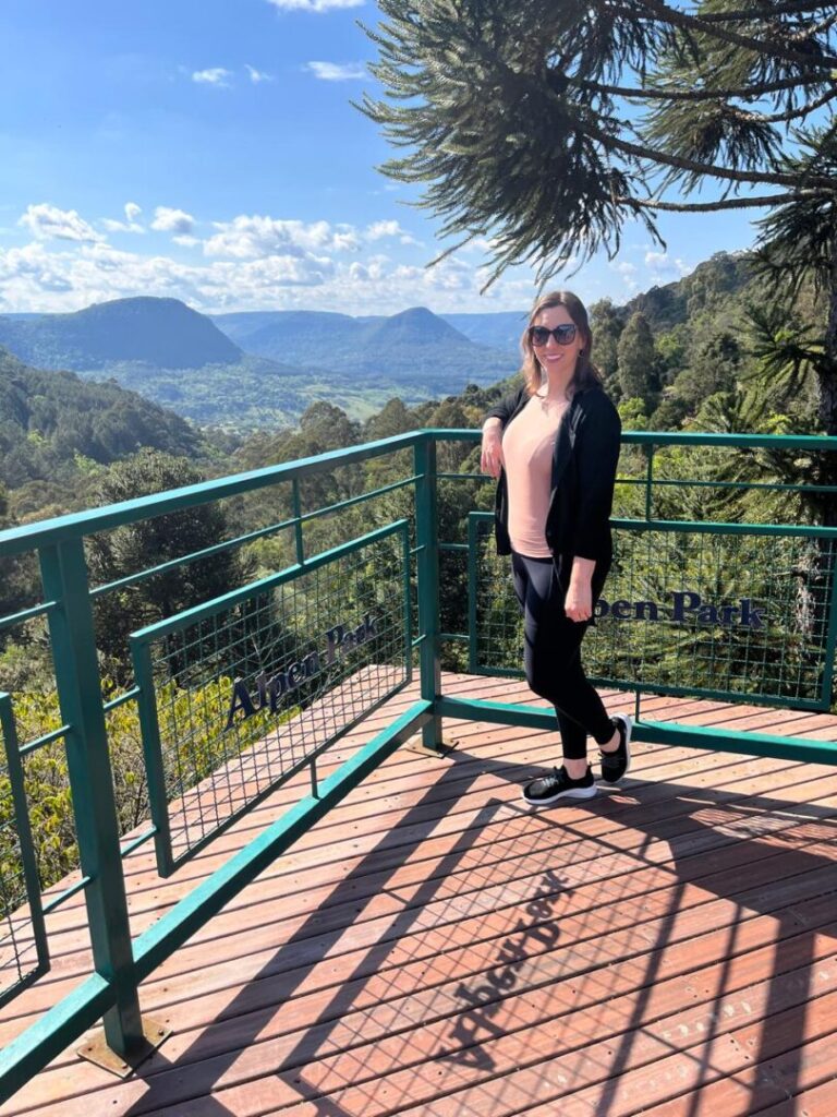mulher em mirante com serra ao fundo