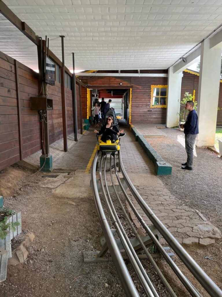 Mulher sentada em trenó de montanha