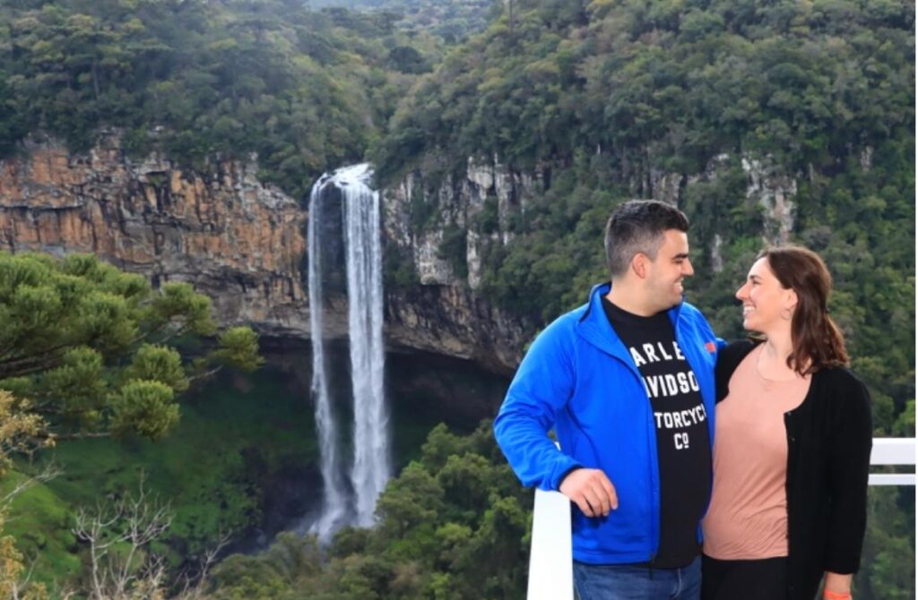 casal em frente a cascata do caracol