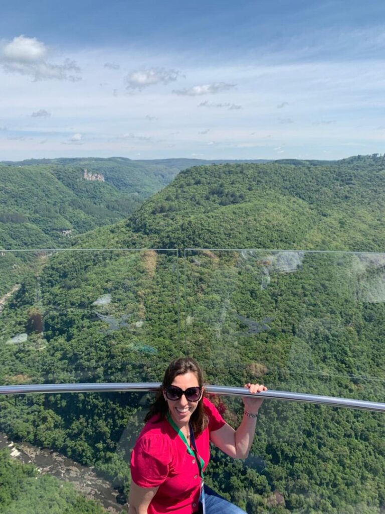 mulher abaixada com vista de vale ao fundo