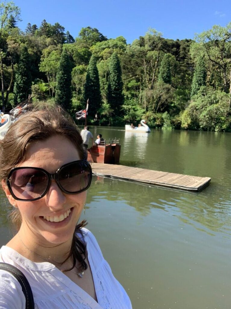 selfie de mulher com lago ao fundo