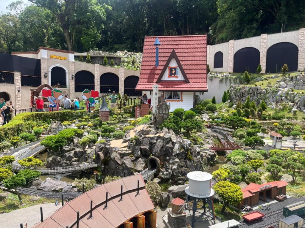 maquete de casa e vila em miniatura do mini mundo de gramado
