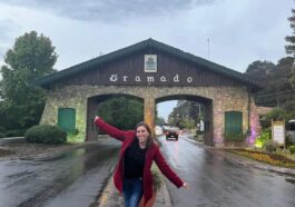 mulher em frente a portal da cidade de gramado
