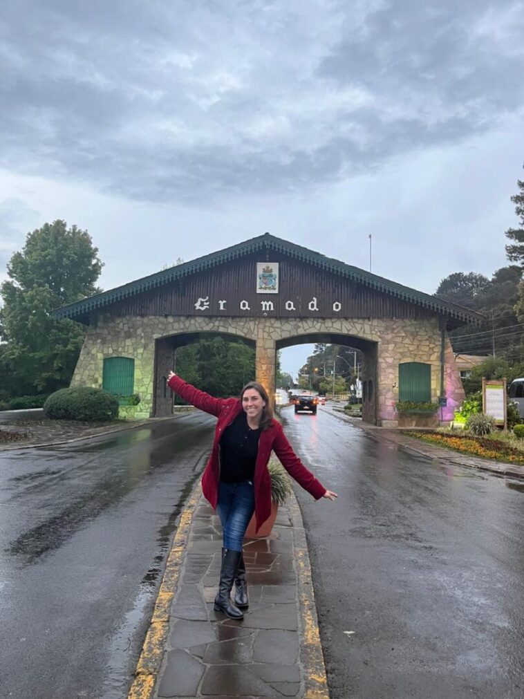 mulher em frente a portal da cidade de gramado