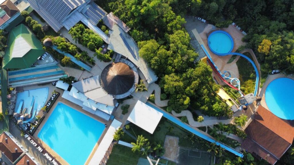 Vista de cima de parque aquático com piscinas e toboáguas
