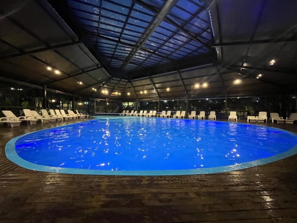 Piscina grande coberta