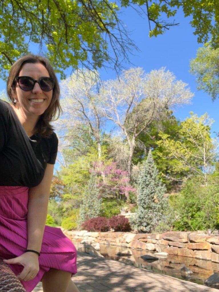 mulher ao lado de jardim