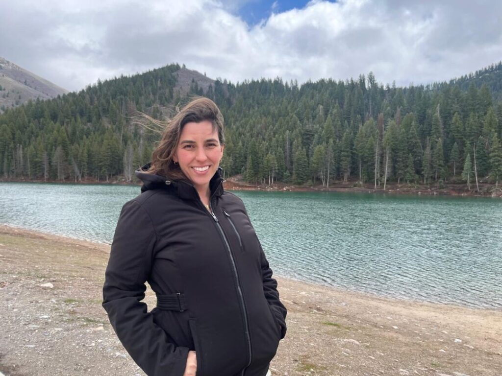mulher com lago ao fundo