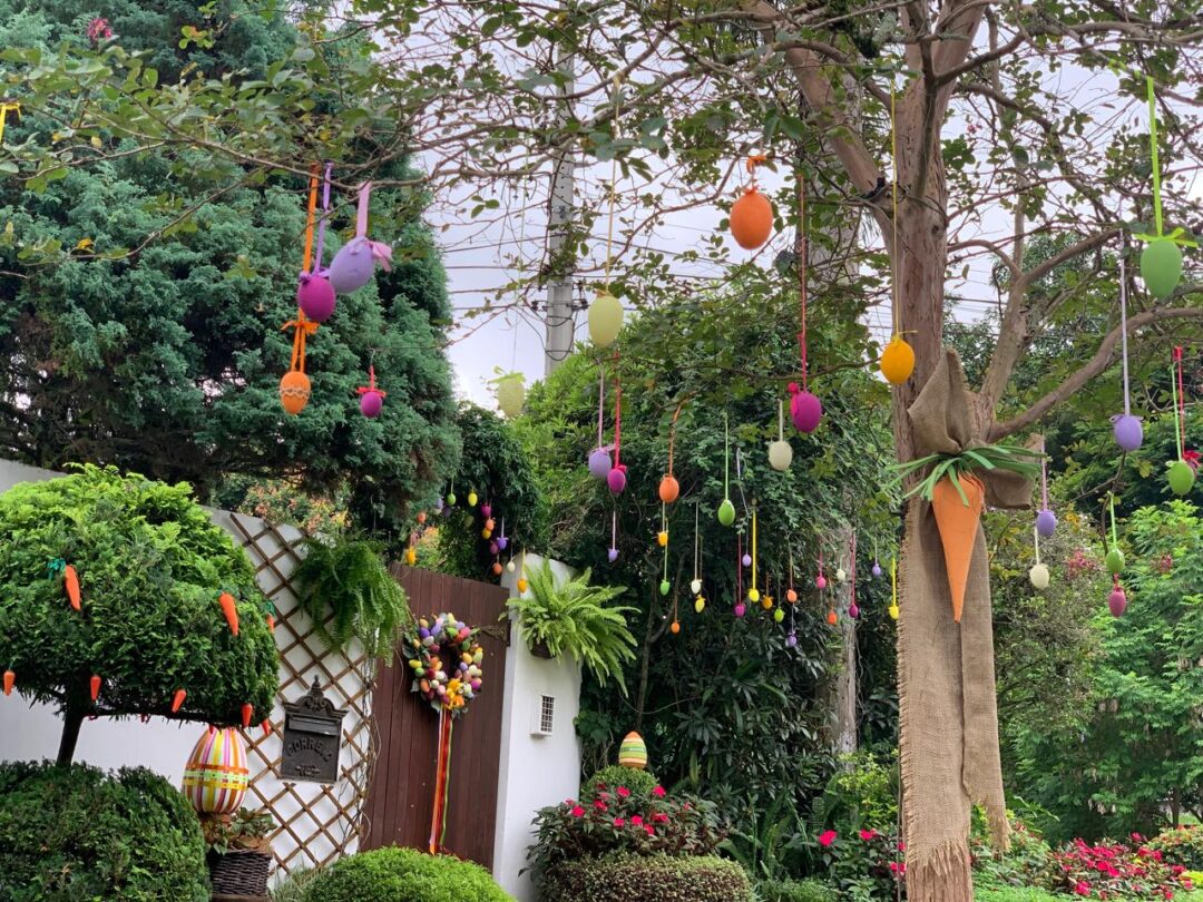 decoração colorida de páscoa em casa na rua