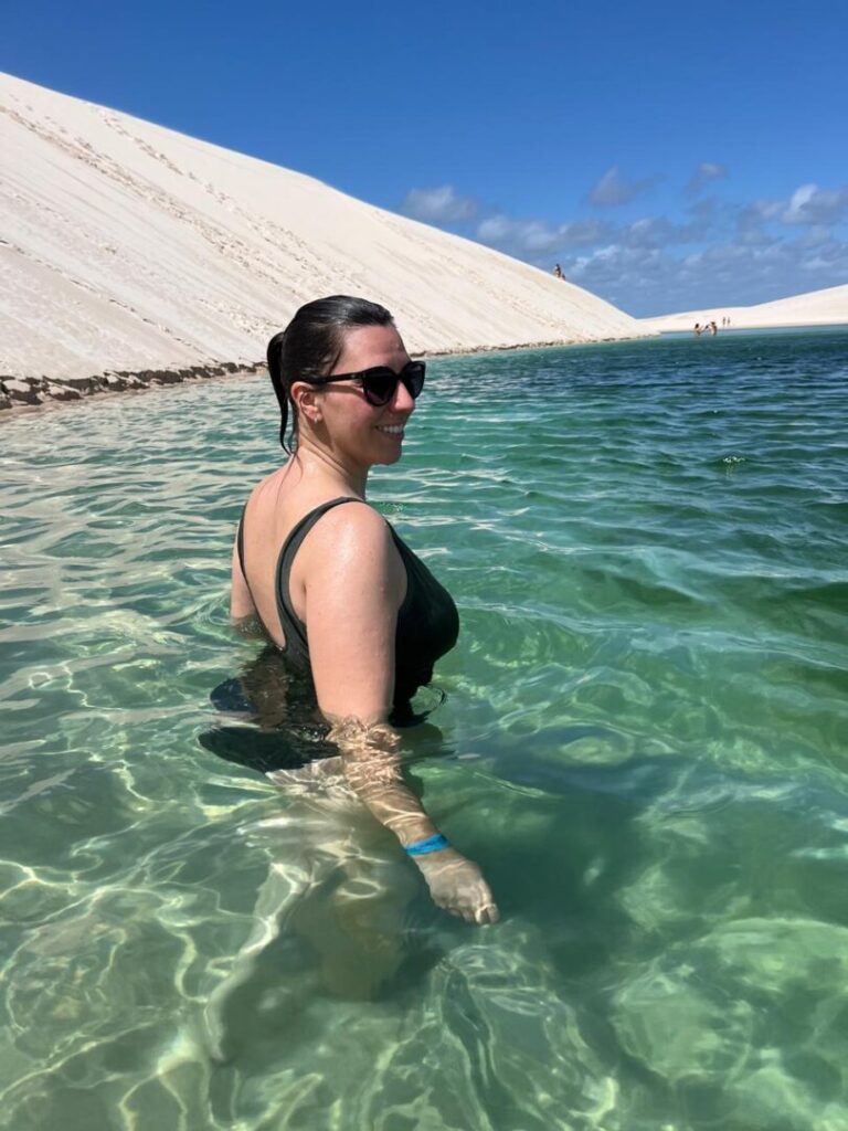 mulher sorrindo dentro de lagoa
