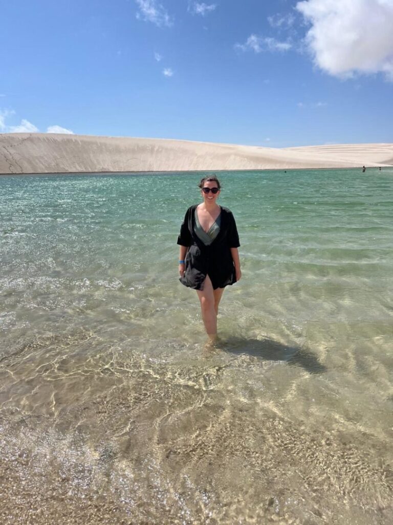 mulher na beira de lagoa
