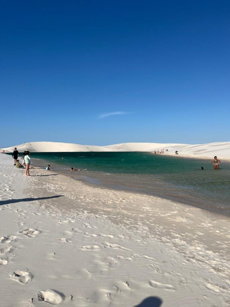 lagoa em meio as dunas