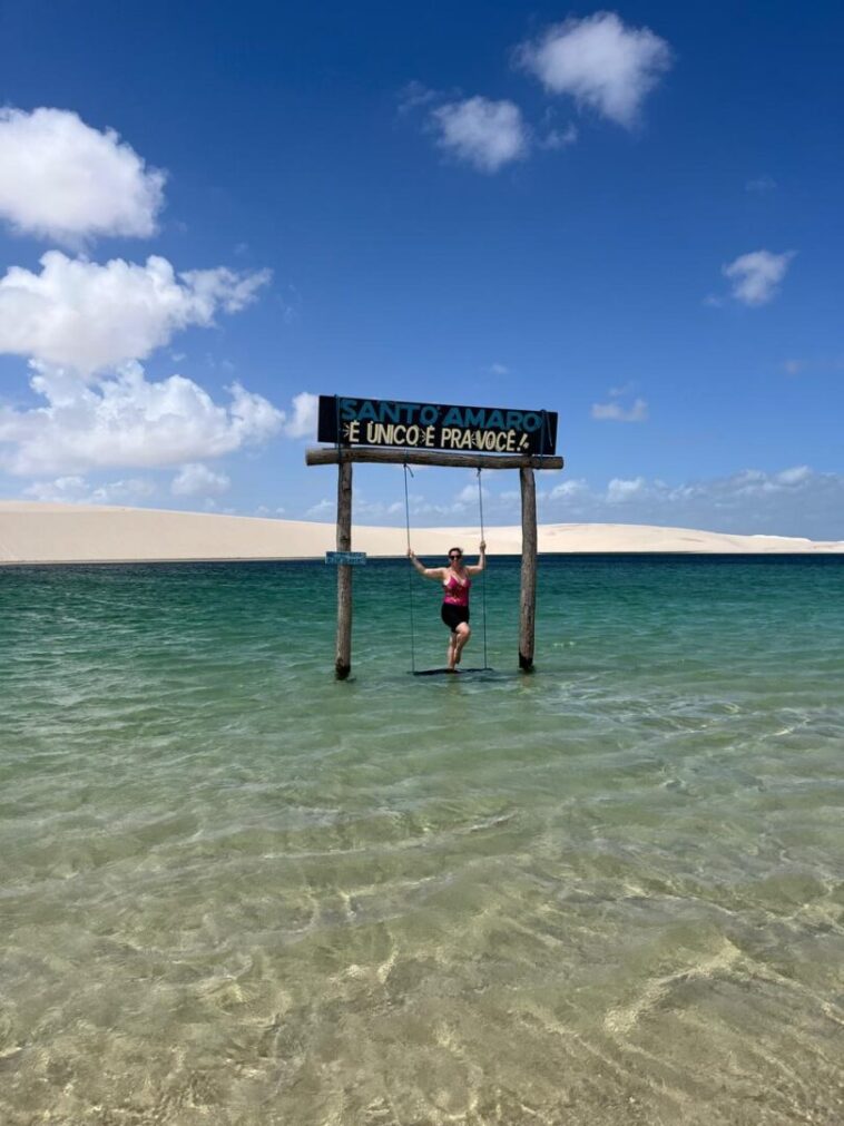mulher dentro de balanço em lagoa
