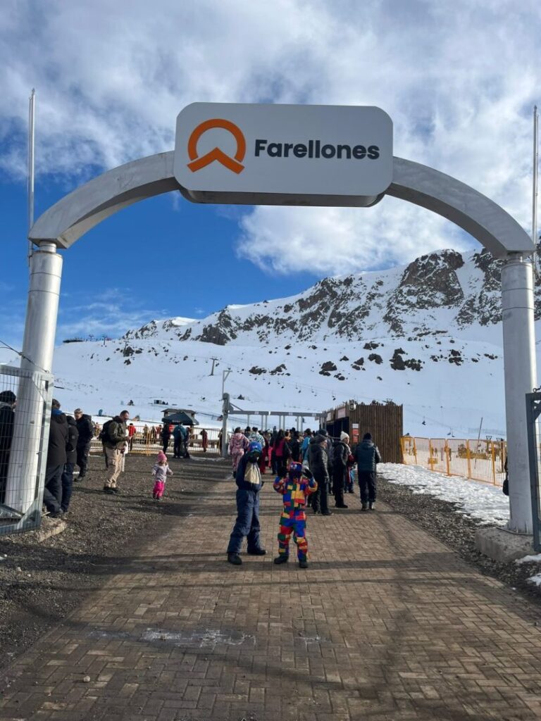 dois meninos no letreiro de farellones