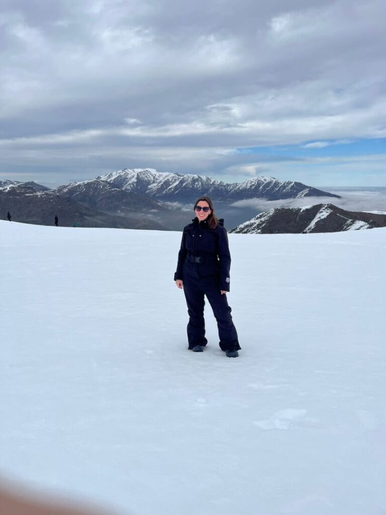 mulher em montanha com neve
