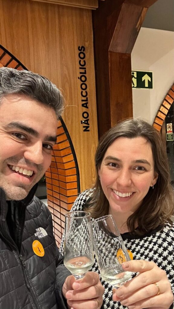 homem e mulher com taças na mão de desgustação