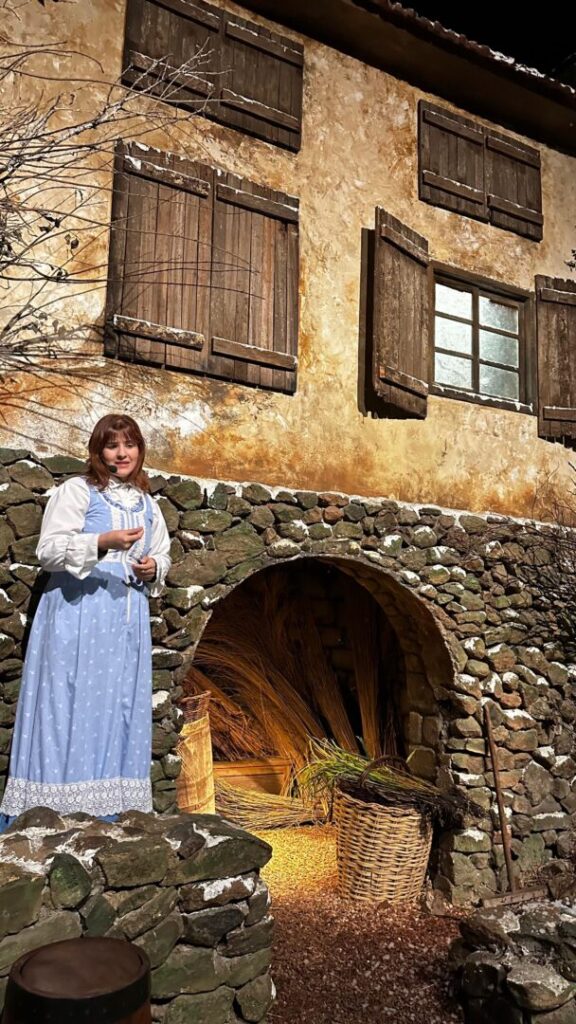 atriz em cenário antigo italiano