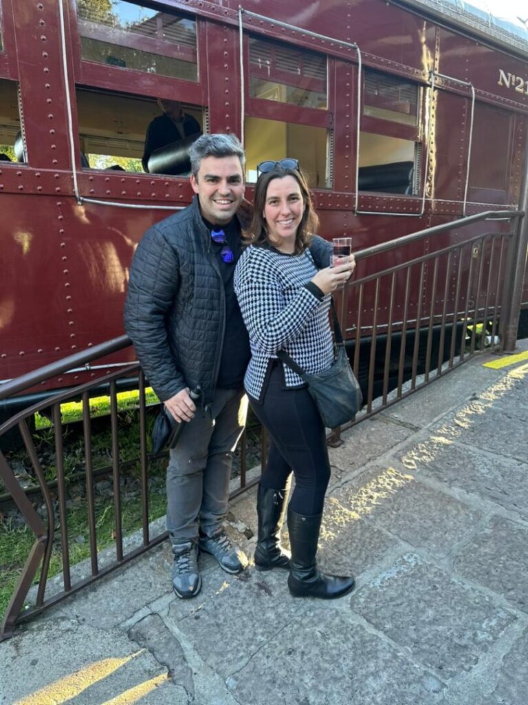 casal em frente a vagão de trem