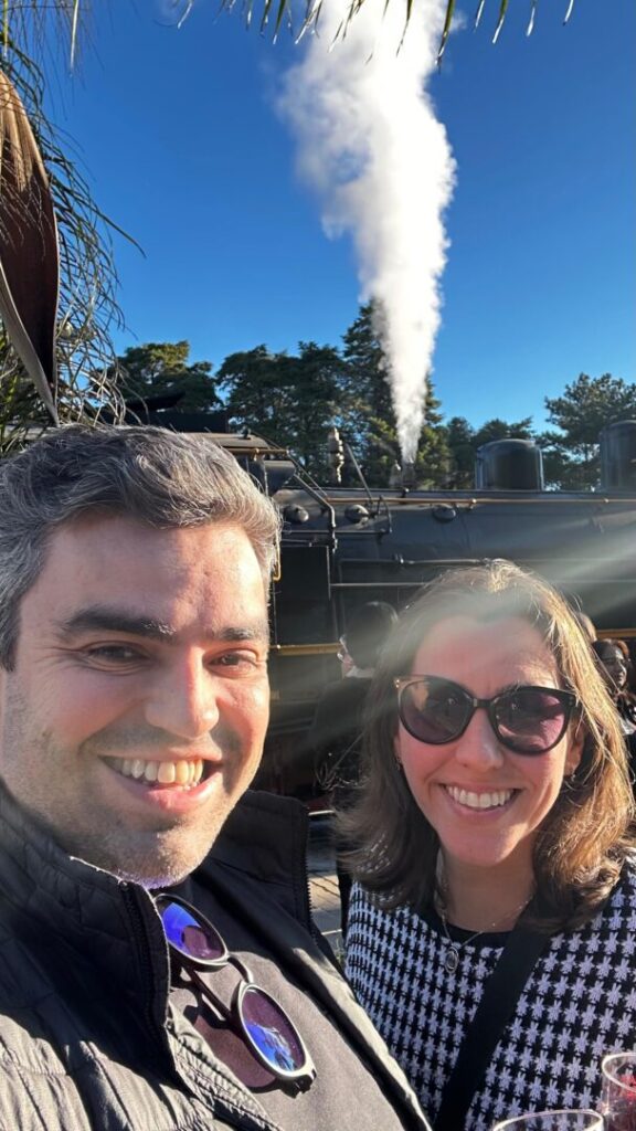 casal em frente a maria fumaça