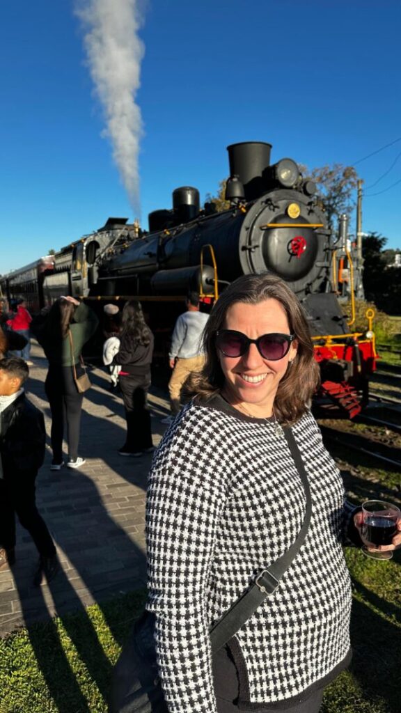 mulher em frente a maria fumaça