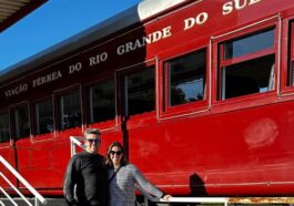 casal em frente a vagão de trem