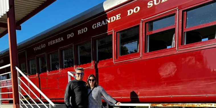 casal em frente a vagão de trem
