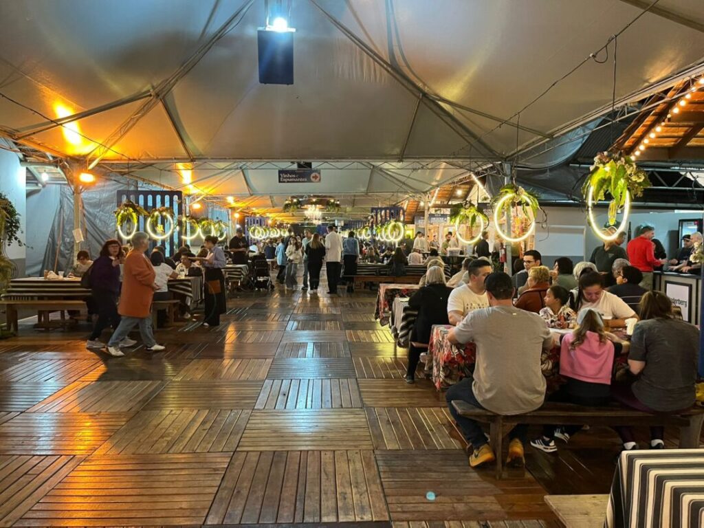 ambiente de mesas em festival