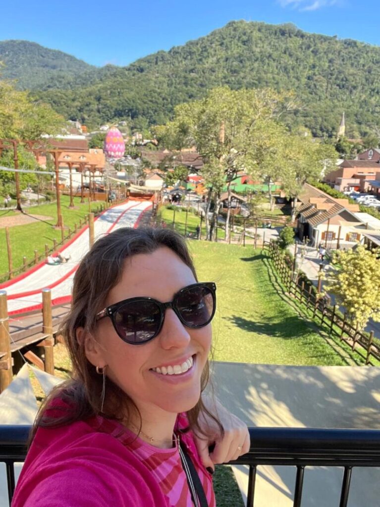 mulher em alto de parque de diversões com vista