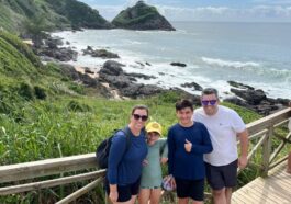 familia em mirante com vista para mar e pedras