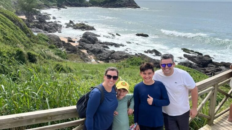 familia em mirante com vista para mar e pedras