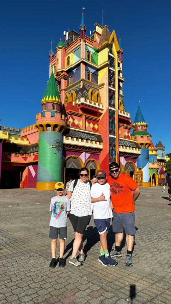 familia em frente a grande castelo colorido