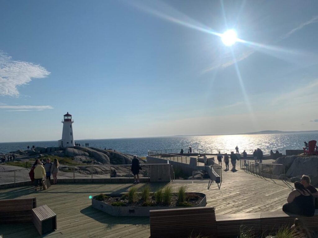 vista panorâmica de farol e pedras ao mar