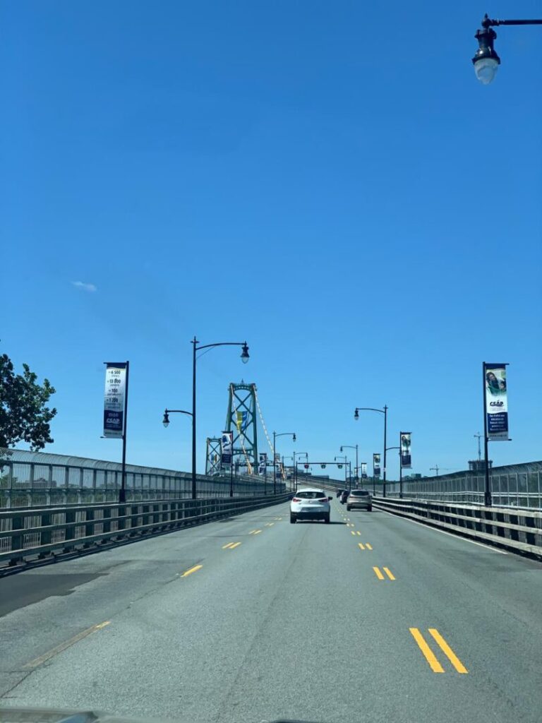 ponte de carros cruzando cidades