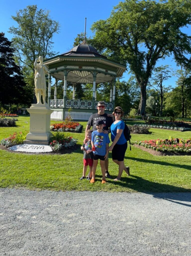 familia em frente a coreto em jardim