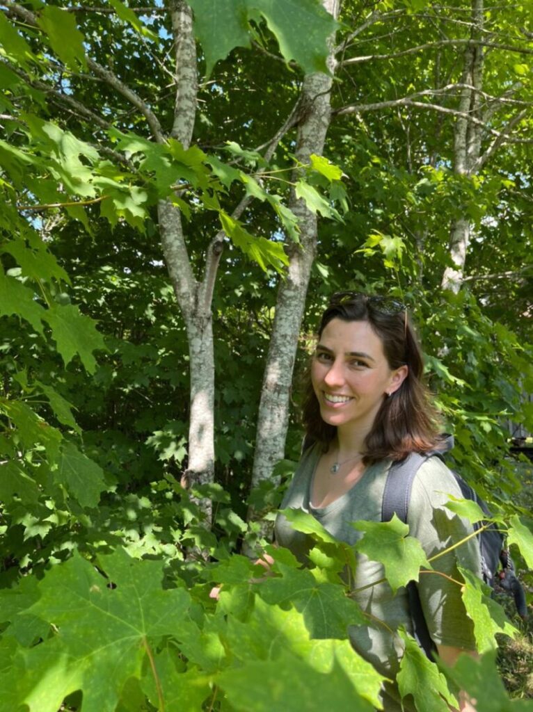 mulher em meio a árvores de maple